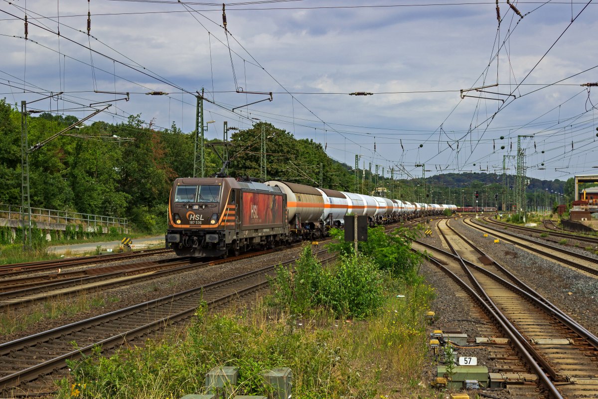 Mit einem aus Kesselwagen gebildeten Ganzzug durchf�hrt 187 536 von HSL am 29.07.22 Brackwede.