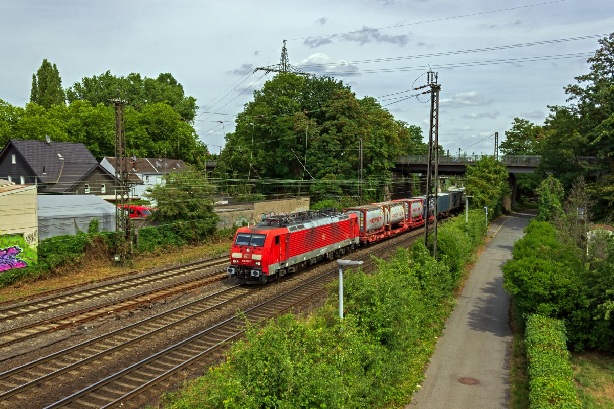 Mit einem Containerzug verl�sst 189 055 am 02.08.22 Oberhausen-Osterfeld