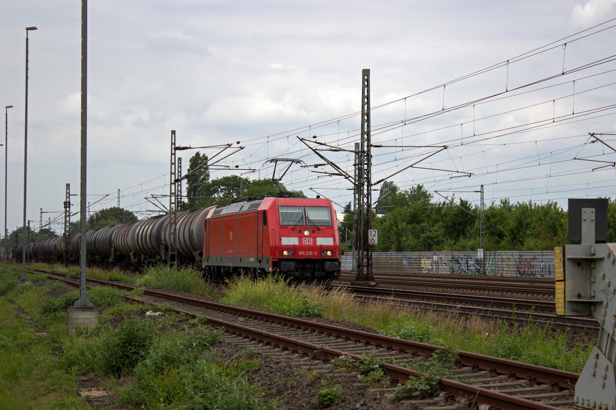 Mit einem Ganzzug aus Kesselwagen ist 185 219 am 13.06.17 bei K�ln-Porz s�dw�rts unterwegs.