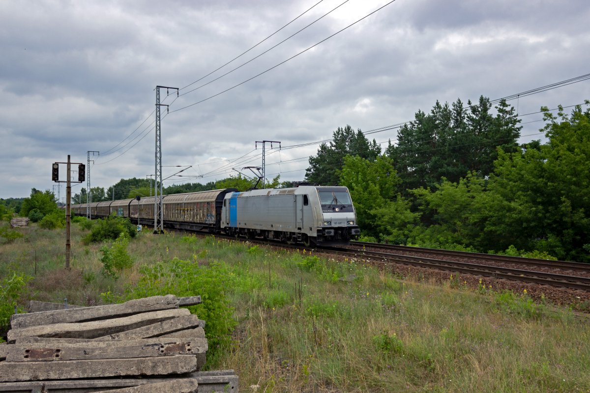 Mit einem Ganzzug aus Schiebewandwagen durchf�hrt 185 687 Berlin-Wulheide in Richtung S�den.