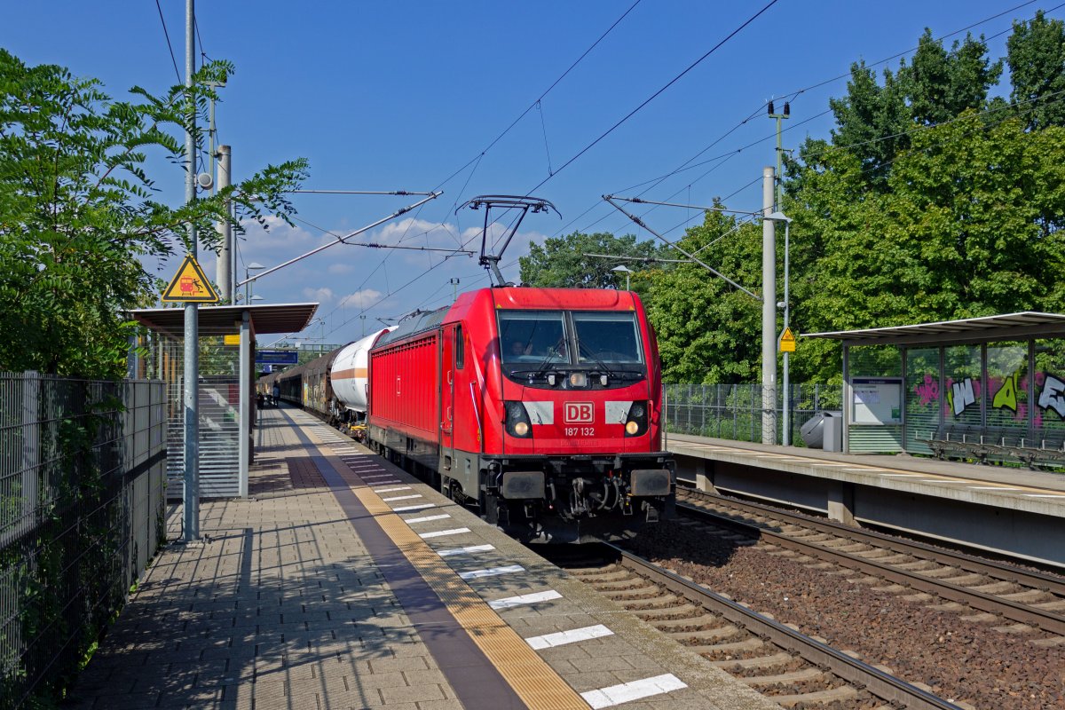 Mit einem gemischten G�terzug durchf�hrt 187 132 am 10.09.21 Erkner.