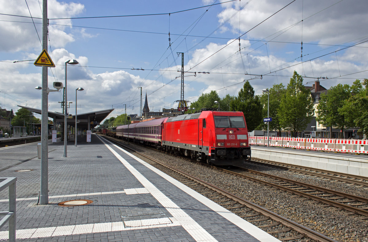 Mit einem gemischten G�terzug hielt 185 251 am 13.07.17 auf dem �berholungsgleis in Solingen Hbf an, um mehrere Z�ge vorbeizulassen. Direkt hinter der Lok sind mehrere Wagen des Vermieters EuroExpress eingereiht.