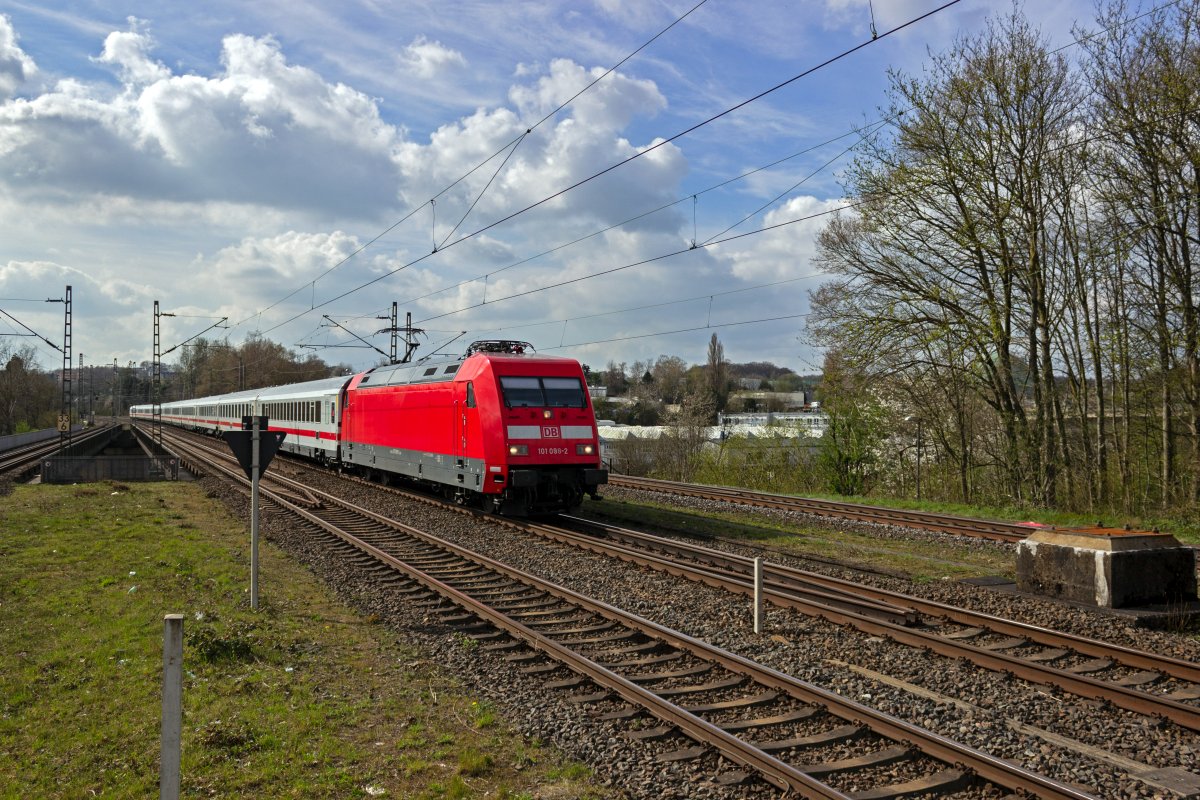 Mit einem IC aus Richtung K�ln �berquert 101 098 am 03.04.2021 das Autobahnkreuz Wuppertal-Sonnborn nahe dem gleichnamigen Haltepunkt.