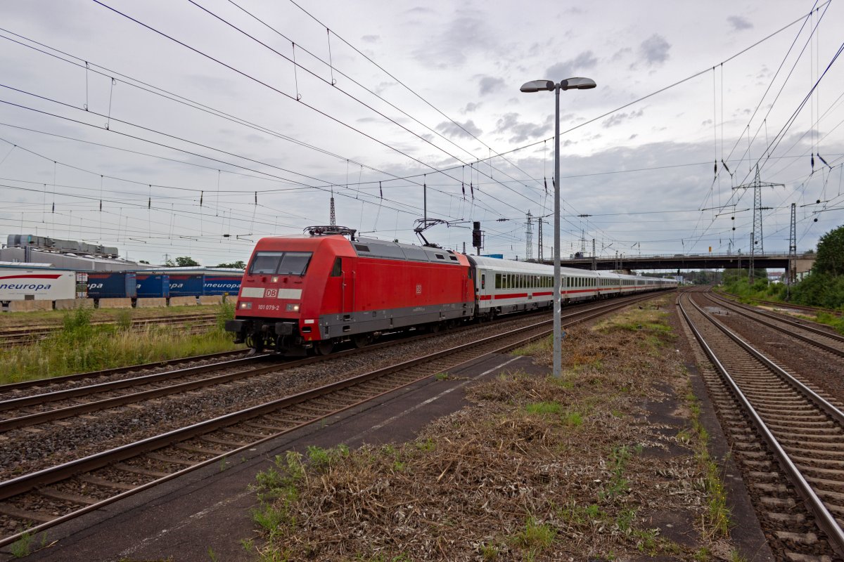 Mit einem Intercity in Richtung S�den durchf�hrt 101 079 am 08.07.21 H�rth-Kalscheuren.