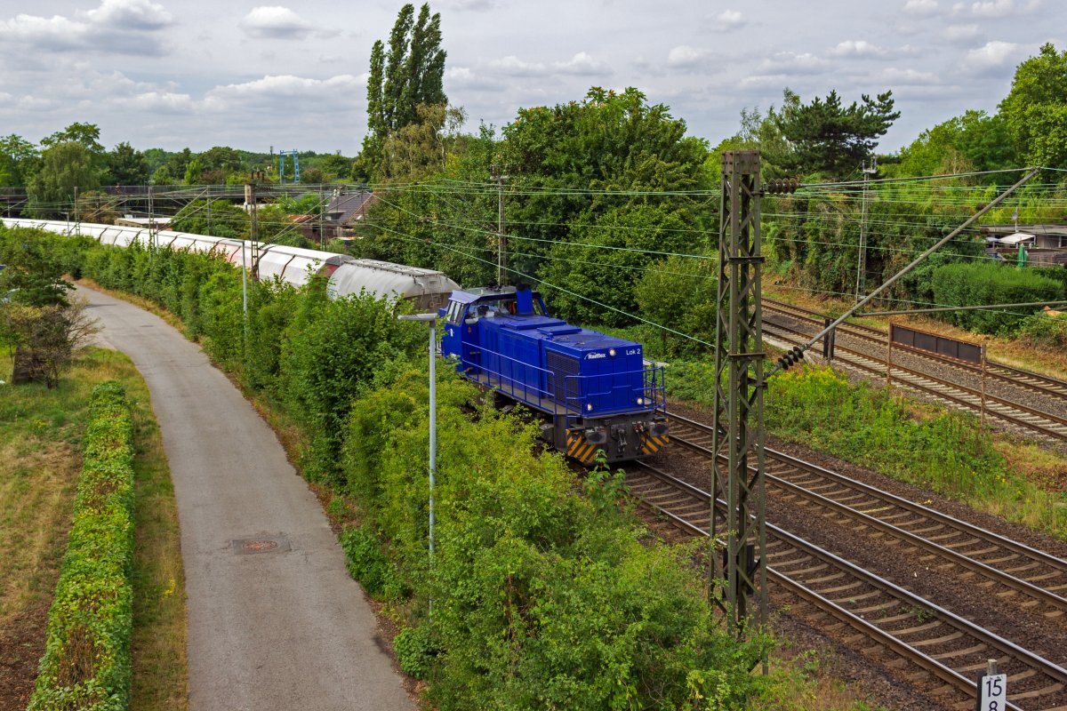 Mit einem Kalkzug, der vermutlich aus W�lfrath kommt, f�hrt Lok 2 von Railflex (275 007) am 02.08.2022 in Oberhausen-Osterfeld ein.
