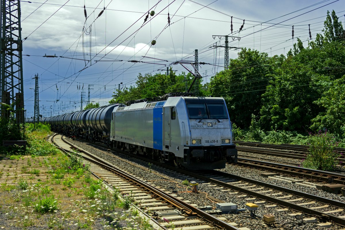 Mit einem Kesselwagenzug am Haken f�hrt 186 438 von Railpool am 26.07.23 durch Hamm in Richtung Bielefeld.