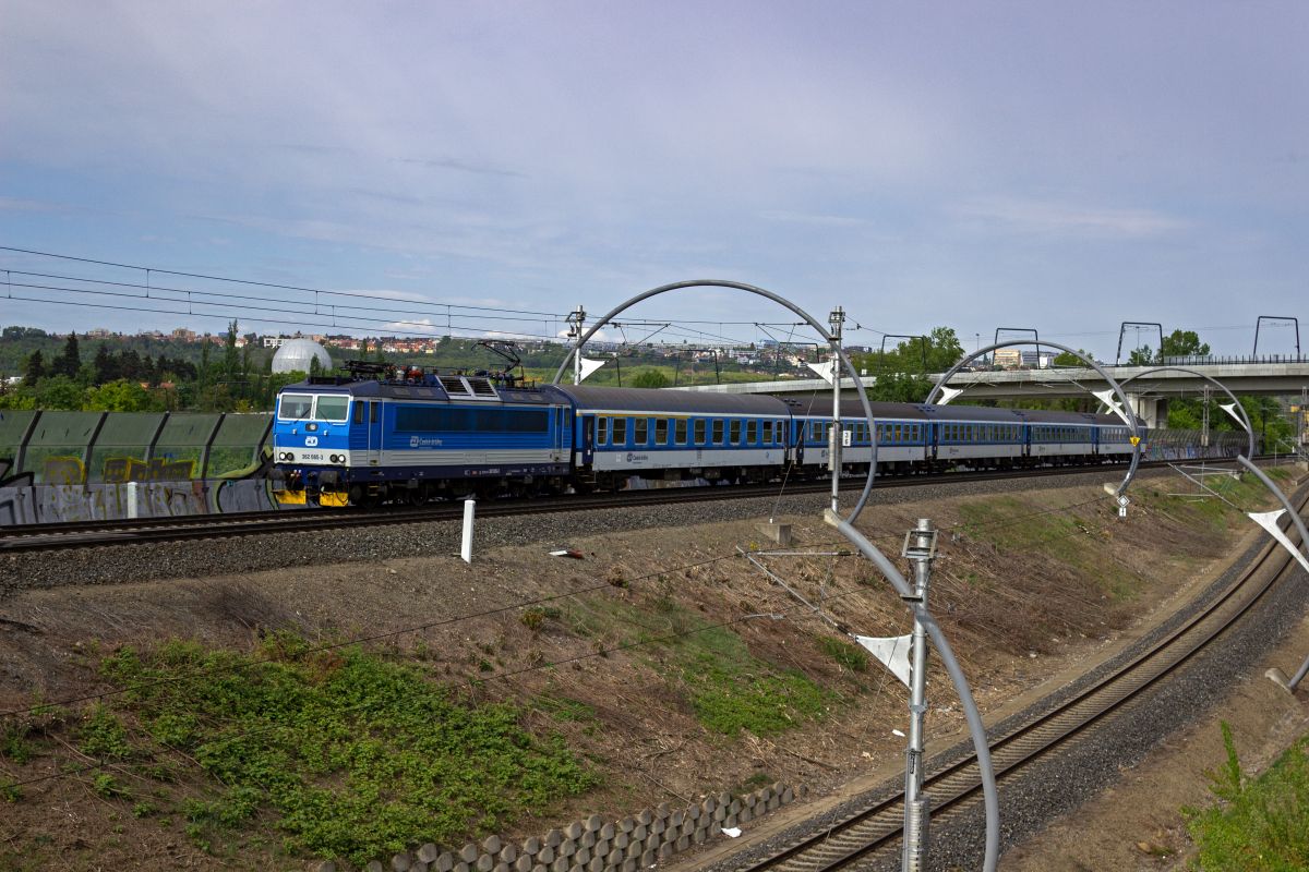 Mit einem Leerzug zum Prager Hauptbahnhof ist 362 085 auf der nov� spojen� unterwegs und wird in K�rze in den Tunnel unter dem Vitkov-H�gel eintauchen.
