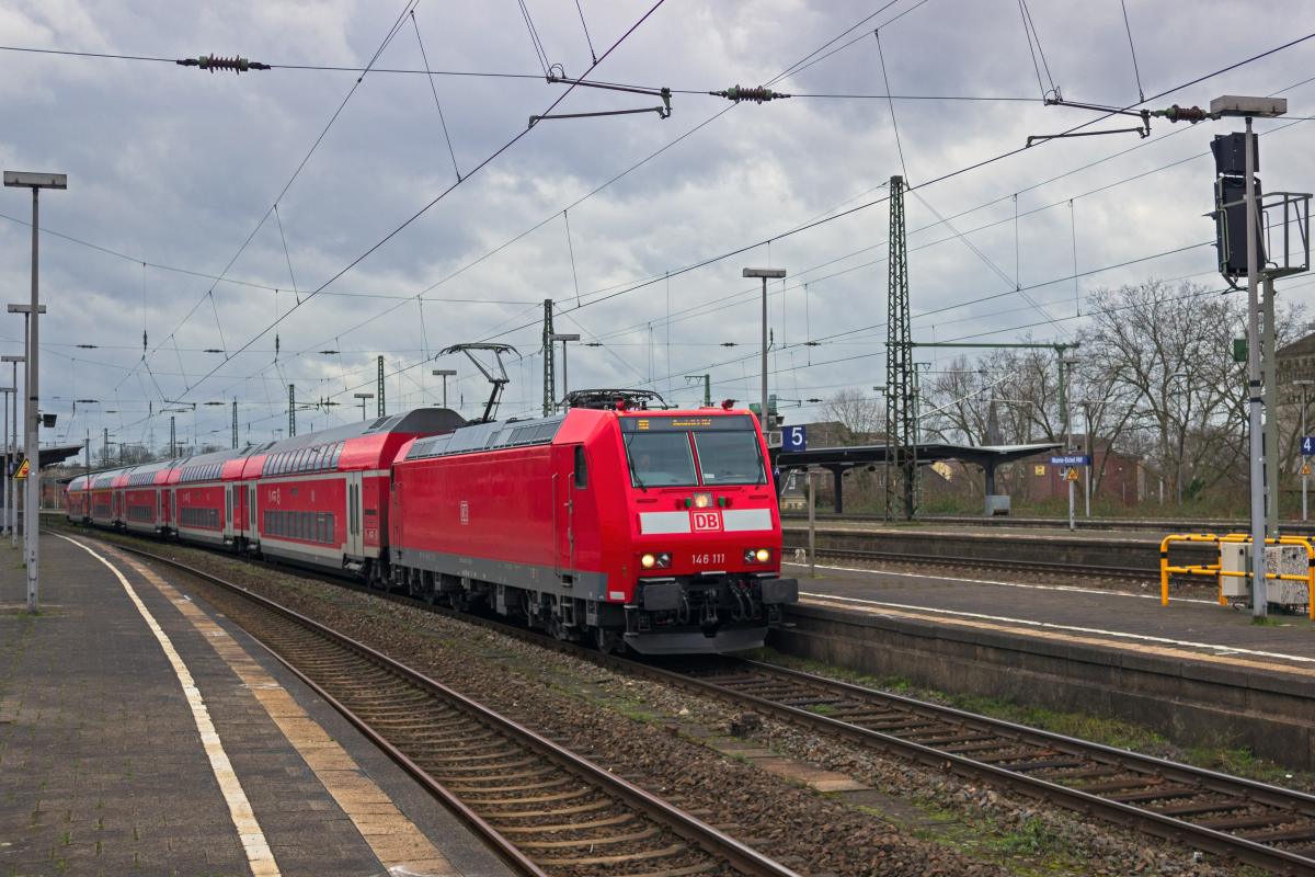Mit einem RE2 nach M�nster verl�sst 146 111 am 18.02.2020 Wanne-Eickel Hbf.