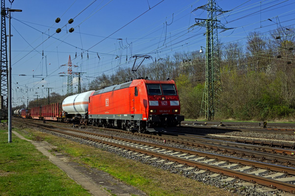 Mit einem recht kurzen gemischten G�terzug aus Richtung K�ln-M�lheim f�hrt 185 042 in Gremberg Rbf ein.