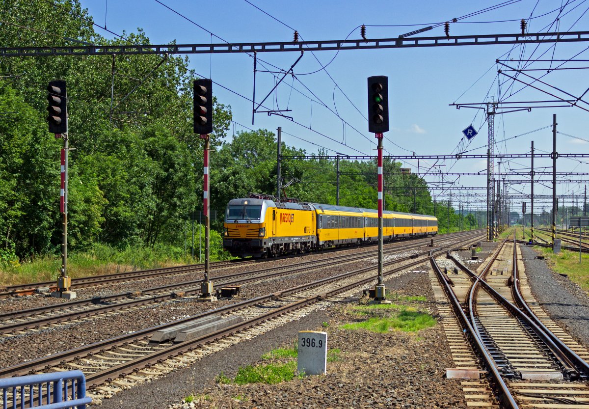 Mit einem RegioJet aus Bratislava am Haken durchf�hrt die von ell gemietete Lok 193 226 am 25.06.19 Praha-Běchovice.