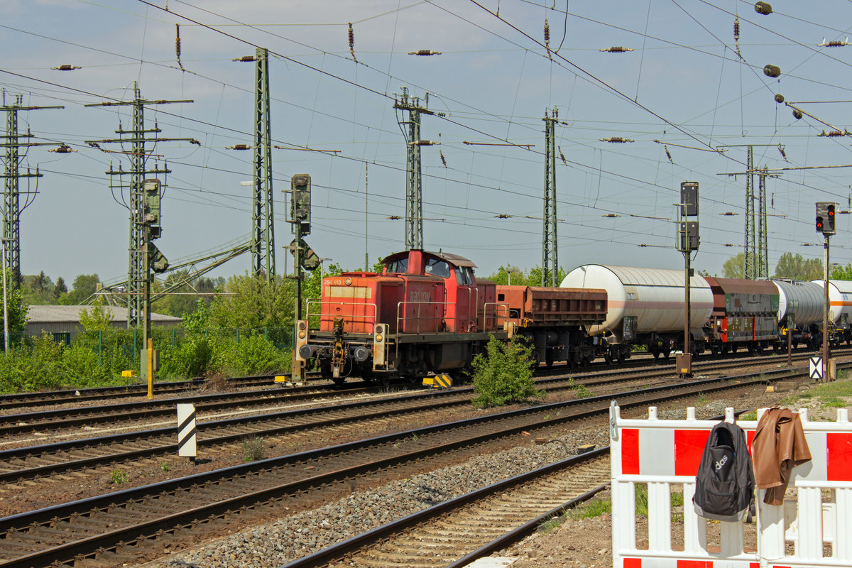 Mit einem �bergabeg�terzug hat 294 813 am 24.04.19 den Rangierbahnhof Hamm fast erreicht.