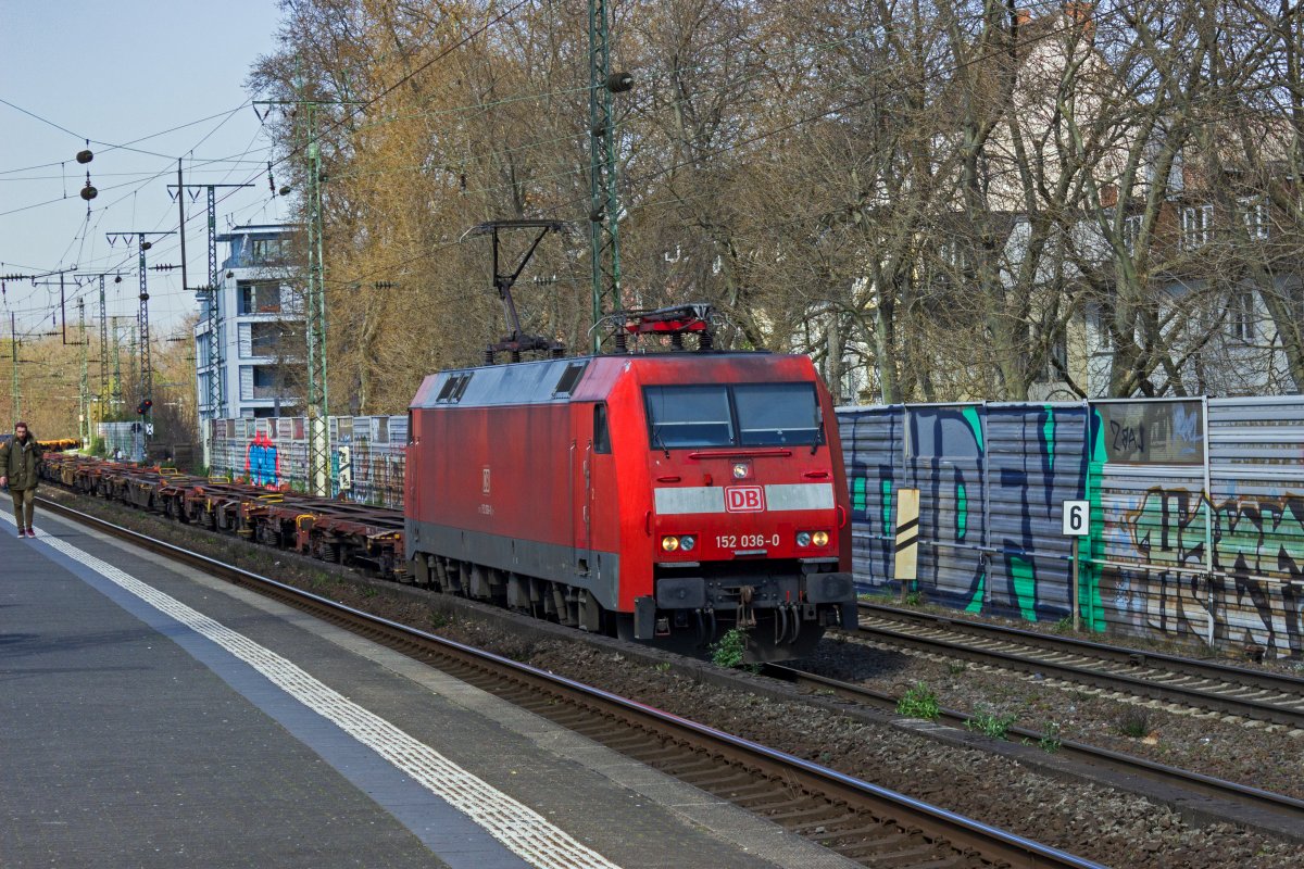 Mit einem weitgehend aus leeren Containertragwagen bestehenden Zug f�hrt 152 036 am 05.04.23 durch K�ln-S�d.