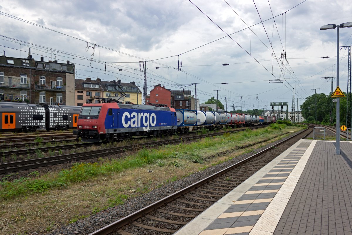Mit einem Zug des Kombinierten Verkehrs ist die Lokomotive 482 031 von SBB Cargo am 08.07.2021 in K�ln-West auf dem Weg in Richtung Norden.