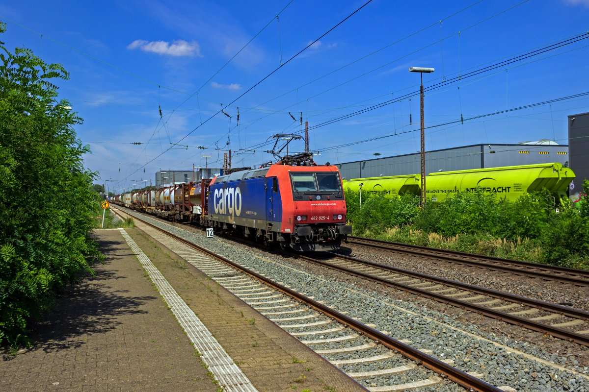Mit einem Zug des Kombinierten Verkehrs ist 482 025 von SBB Cargo in Hilden auf dem Weg in Richtung S�den.