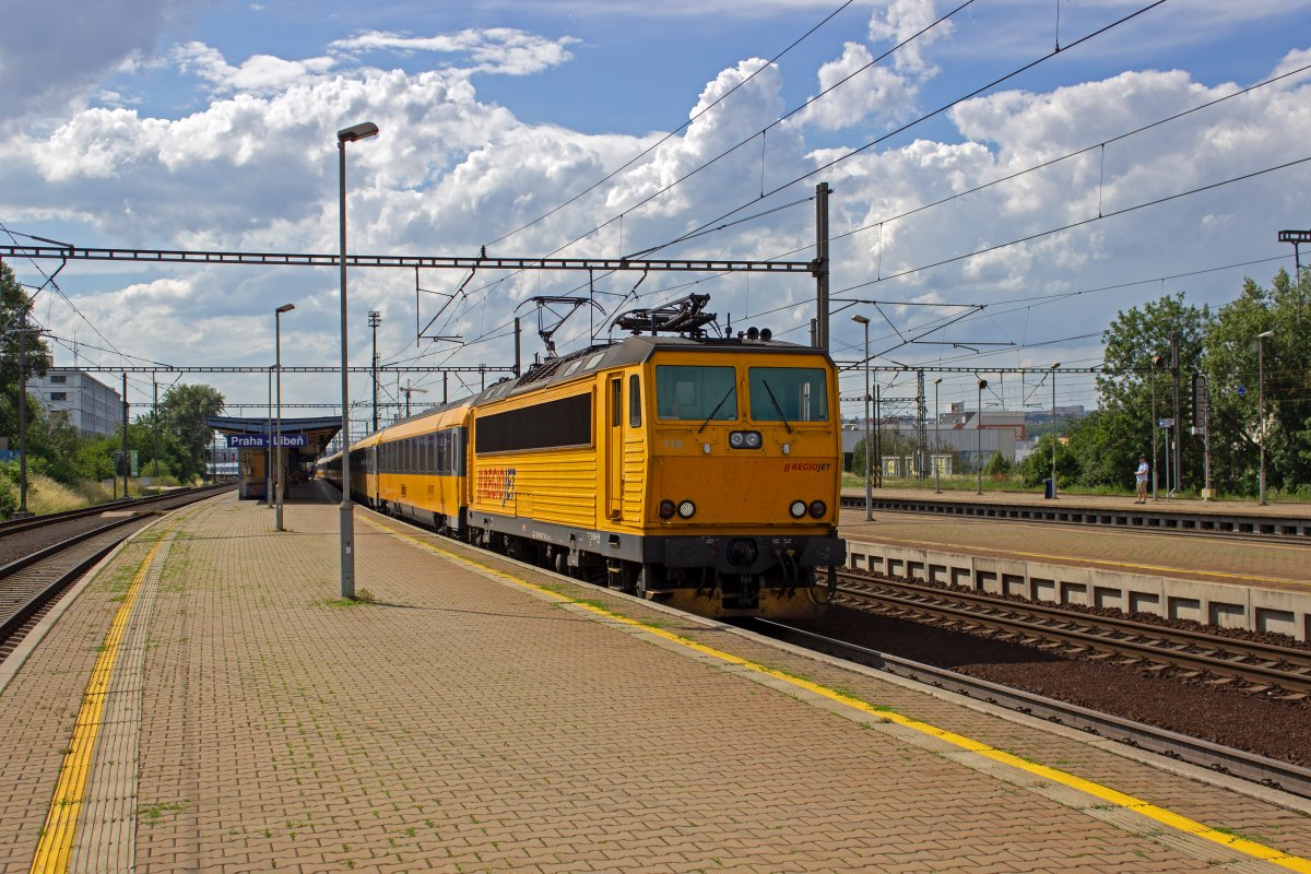 Mit etwas mehr als 50.000 Einwohnern ist Opava an der tschechisch-polnichen Grenze nicht eine der gr��ten St�dte des Landes, doch bieten mehrere Verkehrsunternehmen zahlreiche, sehr konkurenzf�hige Fernverbindungen dorthin an. Dies mag damit zusammenh�ngen, dass im nahen Ostrava die im Wettbewerb stark befahrene Ost-West-Verbindung endet. Aber auch schon in fr�heren Zeiten hatte Opava Bedeutung: Die Bahnverbindung Opava-Ostrava ist eine der �ltesten Eisenbahnstrecken Tschechiens und wurde schon 1855 er�ffnet. Auch Regiojet bedient die Relation Praha - Opava, hier mit 162 116 am RJ 1013.