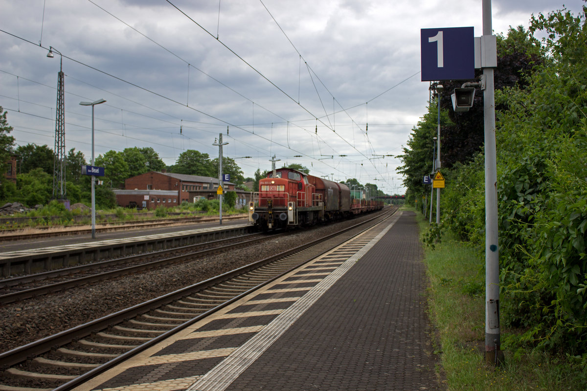 Mit einer kurzen �bergabe durchf�hrt 294 801 am 13.06. Bonn-Beuel.