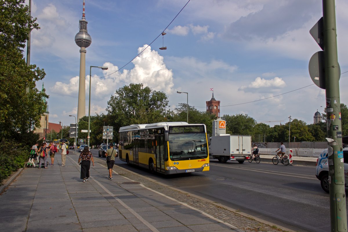 Mit einer Umstrukturierung des BVG-Liniennetzes im Zentrum Berlins wurde der Linie 245, die bisher hauptsächlich den Bezirk Moabit erschloss der Abschnitt Hauptbahnhof - Alexanderplatz der stark ausgelasteten und häufig unregelmäßigen Flughafenlinie TXL zugeschlagen. Auch wenn eigentlich Gelenkbusse für die verlängerte Linie vorgesehen sind, waren am 28.08.19 eine ganze Anzahl Solobusse anzutreffen, so auch Wagen 2293 vom Typ Mercedes Benz Citaro LE, hier Nahe des Berliner Doms in Sichtweite des Fernsehturms.