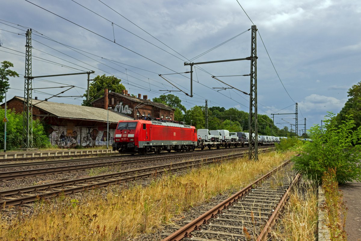 Mit verschiedenen VW-Nutzfahrzeugen war dieser Zug beladen, den 189 057 am 21.07.22 durch Niederndodeleben bei Magdeburg bef�rderte.