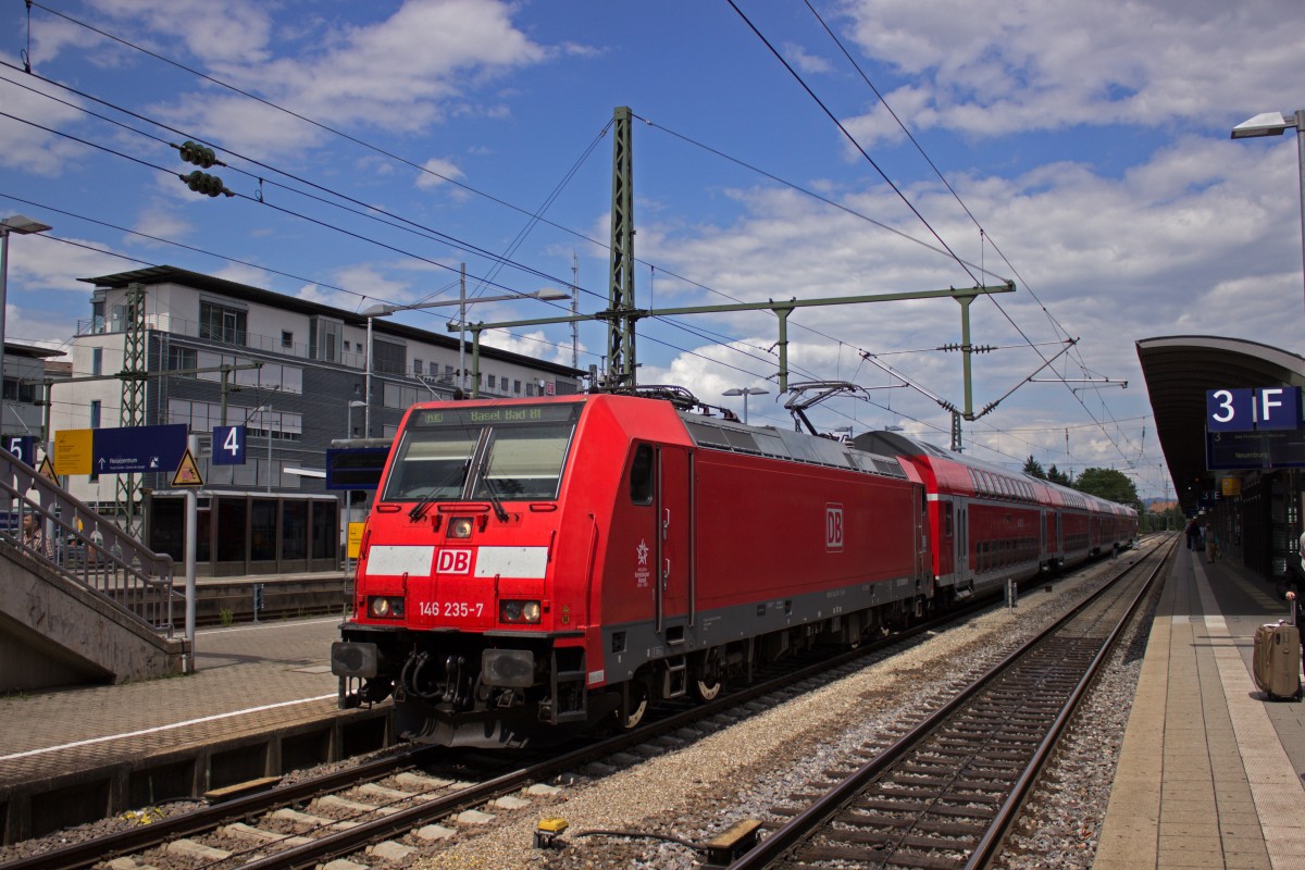 Mit Werbeloks hat man ja gerne mal Pech. Hier mal ein Pech der etwas anderen Sorte: Einige Tage zuvor trug 146 235 noch eine (wenn auch unspektakuläre) Seitenwerbung aus Anlass des 600. Jubiläums des Konstanzer Konzils. Am 30.07.15 in Freiburg ist davon nur ein kleiner Aufkleber unter dem Führerstandsfenster geblieben.
