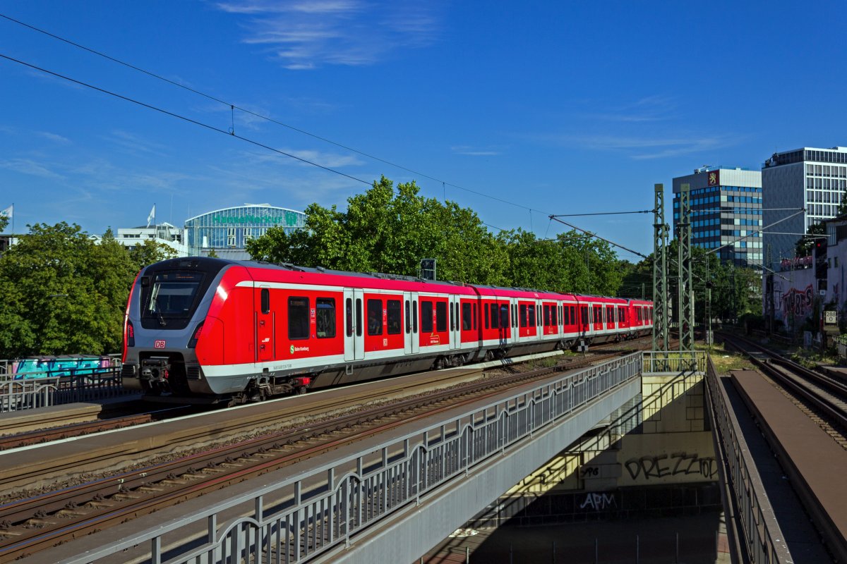 Nach der �ltesten Baureihe der S-Bahn Hamburg folgt die neueste. Auch die Baureihe 490 ist optisch etwas eigenwillig gestaltet und erinnert mit dem grauen  H  an der Front daran, wo die Z�ge im Einsatz sind. 490 028 war am 05.08.20 eine H�lfte eines Zuges der Linie S31 von Altona nach Harburg.