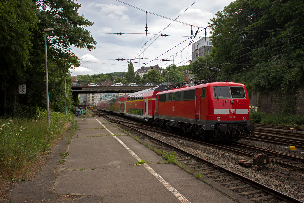 Nach einem kurzen Halt im Wuppertaler Hauptbahnhof beschleunigt 111 105 den RE4 in Richtung Dortmund, um gleich einige Kilometer �stlich den n�chsten Zwischenstop in Wuppertal-Barmen einzulegen.