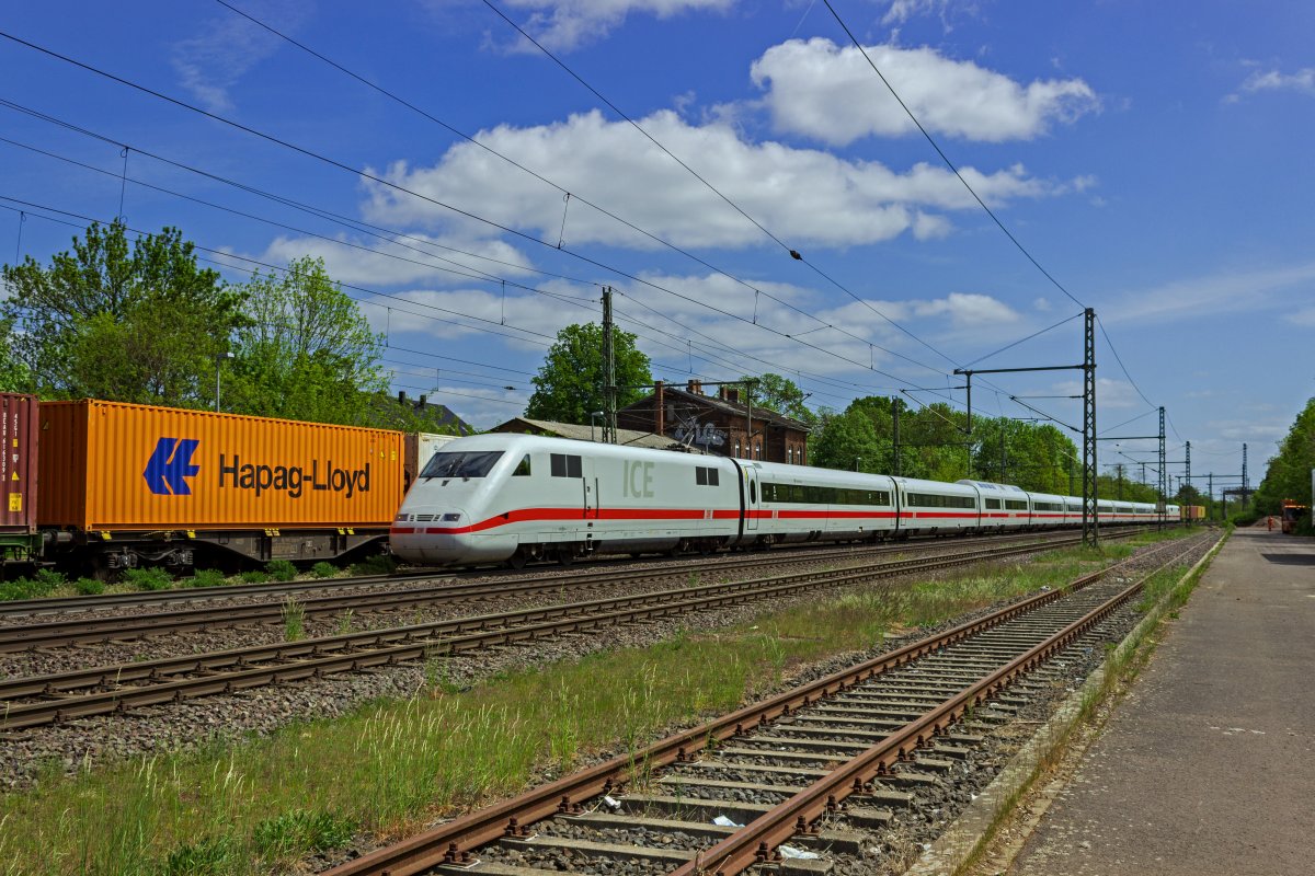 Nach und nach werden aktuell die ICE 1-Z�ge einer Lebensdauerverl�ngerung (LDV) unterzogen und dabei um einige Wagen verk�rzt. 401 054 hat dieses Prozedere bereits durchlaufen und pr�sentiert sich nun mit 9 Wagen.