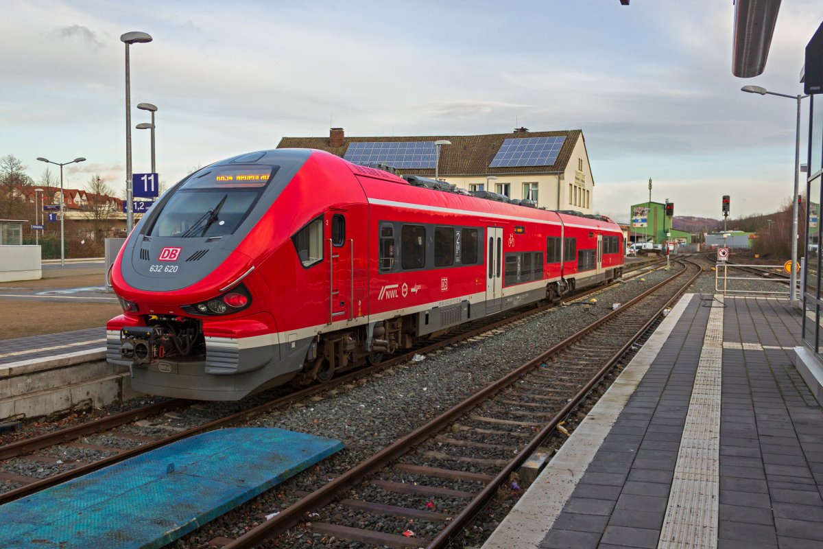 Nach einer versp�teten Zulassung und weiteren Verz�gerungen bei der Inbetriebnahme sind die Triebwagen vom Typ PESA LINK im Sauerlandnetz Anfang 2020 ziemlich verbreitet im Einsatz. Im Bahnhof Fr�ndenberg wartet wartet 632 120 auf die Abfahrt in Richtung Neuenrade.