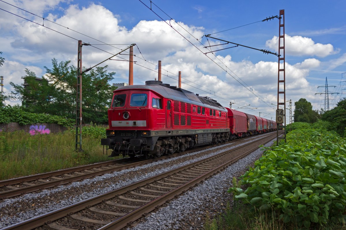 Nach wie vor sind Loks der Baureihe 232 ein wichtiger Bestandteil der Zugf�rderung im Ruhrgebiet. Am 18.08.2020 ist 232 230 in Bottrop unterwegs.