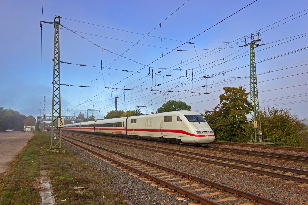 Nach der Wiedervereinigung Anfang der 90er-Jahre war der erste f�r die elektrischen ICE-Z�ge erreichbare Berliner Bahnhof Lichtenberg. Um diesen zu erreichen war ein recht gro�er Umweg �ber den Berliner Au�enring und Michendorf n�tig. Die am 13.10.20 umgeleiteten Fernverkehrsz�ge nutzten einen Teil dieser historischen Route, bogen aber nat�rlich zum neuen Berliner Hauptbahnhof ab. 401 064 in Saarmund.