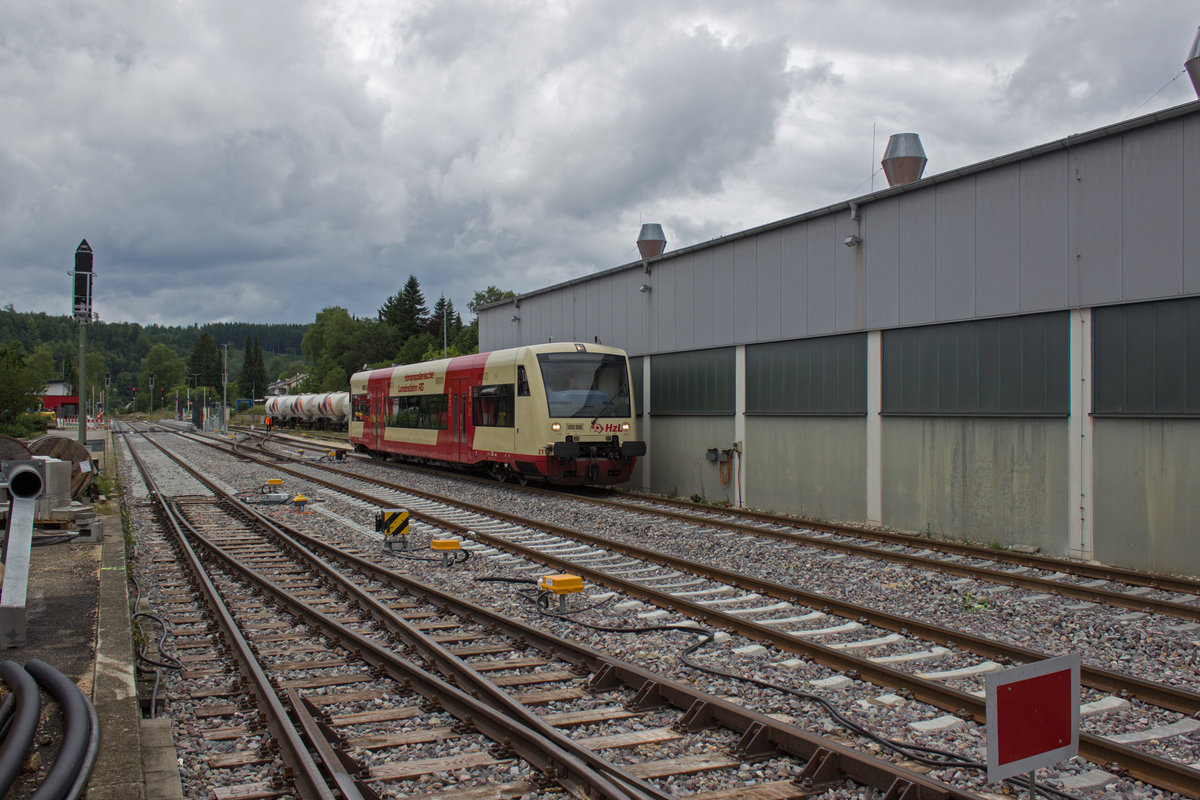 Nachdem mir VT 212 schon vorher am Tag in Burladingen begegnet war, ist der Triebwagen hier auf dem R�ckweg nach Sigmaringen im Bahnhofsbereich von Gammertingen unterwegs.