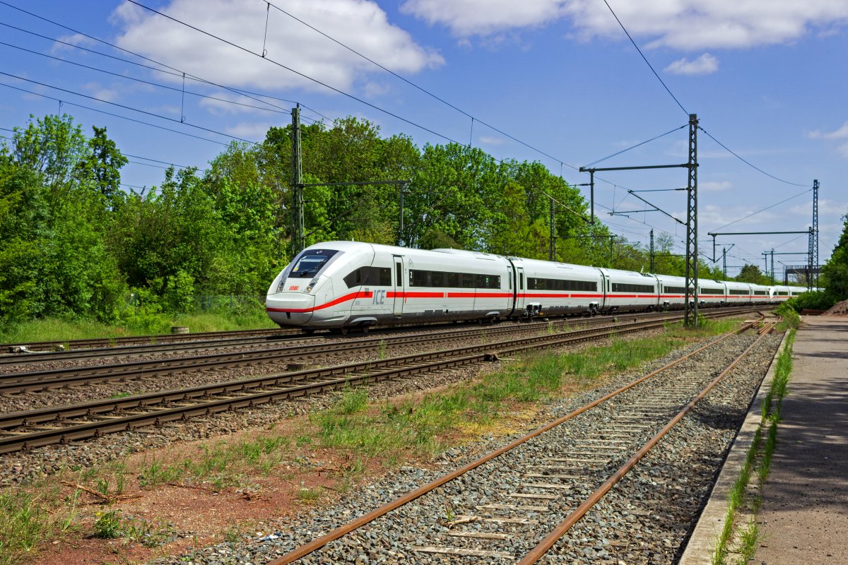 Nachdem seit Anfang 2023 alle 50 dreizehnteiligen ICE4-Z�ge im Einsatz stehen, werden derzeit als voraussichtlich letzte Lieferserie 18 weitere Siebenteiler ausgeliefert. Triebzug 9220 war der erste Zug aus dieser Serie und am 17.05.23 erst seit wenigen Tagen im Einsatz, als der Zug gemeinsam mit TZ 9206 in Richtung D�sseldorf und K�ln unterwegs war.