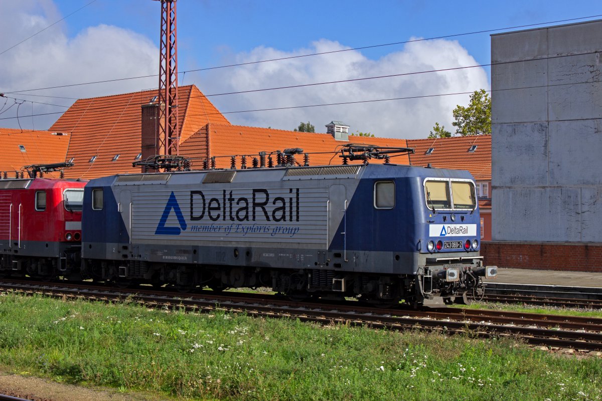 Nachdem sich RBH aus dem Bestand von DB Cargo eine Reihe deutlich j�ngerer Loks der Baureihe 145 gesichert hat, ist der Einsatz der blau/silbernen Elektrolokomotiven der Baureihen 143 und 151 zu Ende gegangen. Fast zumindest. 143 069 hat eine Anschlussverwendung bei Delta-Rail gefunden und pr�sentierte sich im Oktober 2020 im Lack der Firma RBH, aber als Kontrast dazu mit Nummernschildern im Stil der DR.