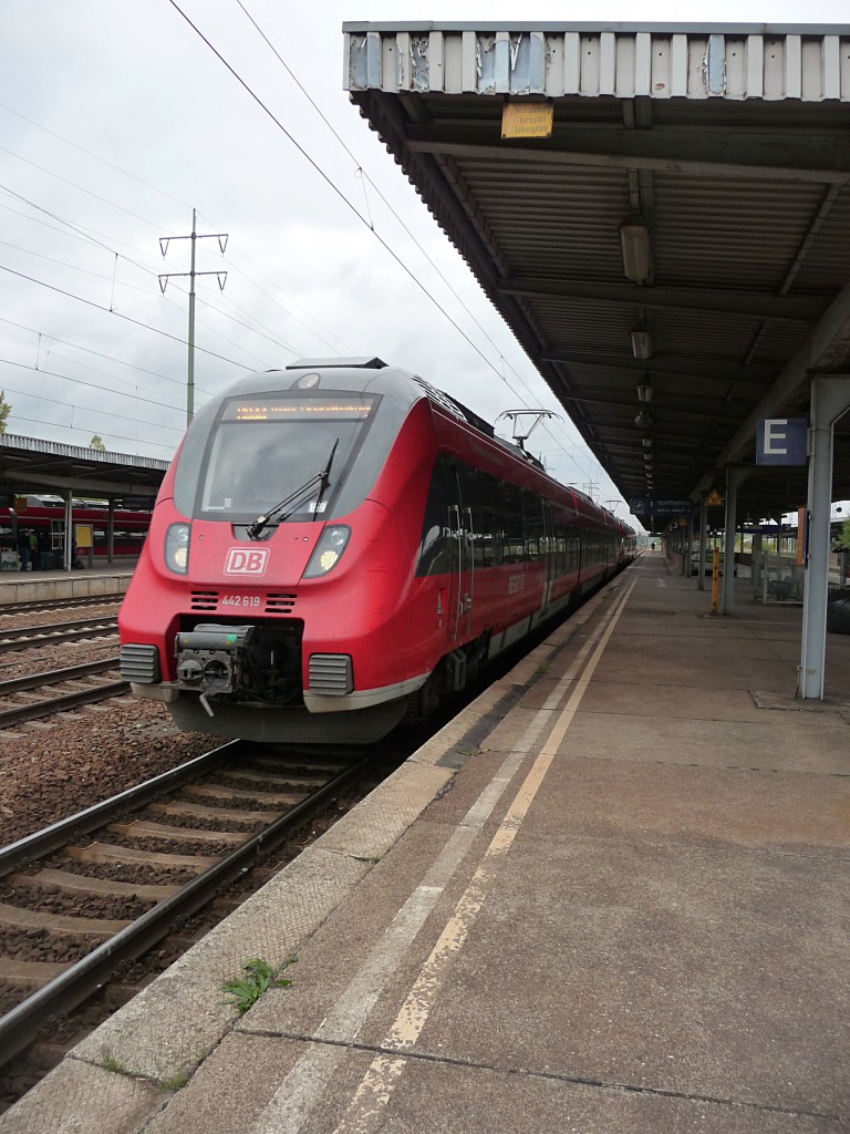 Nachdem Z�ge ja schon seit einiger Zeit nach St�dten benannt werden, gibt es mittlerweile auch Z�ge, die nach Stationen benannt sind: 442 119 hei�t  Potsdam-Park Sanssoucis  und f�hrt am 7.10.13 eben dorthin.