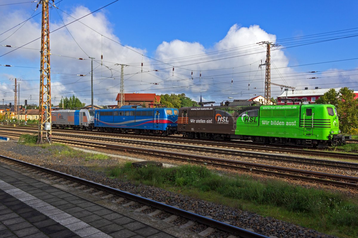 Neben Delta-Rail hatte auch die Firma HSL-Logistik einige Loks �bers Wochenende im Bahnhofsbereich von Frankfurt abgestellt. Von rechts nach links 151 138 (in braun/gr�ner Eigenwerbung), 151 170 (in der blauen Lackierung des Vermieters SRI) und 186 551 (Railpool).