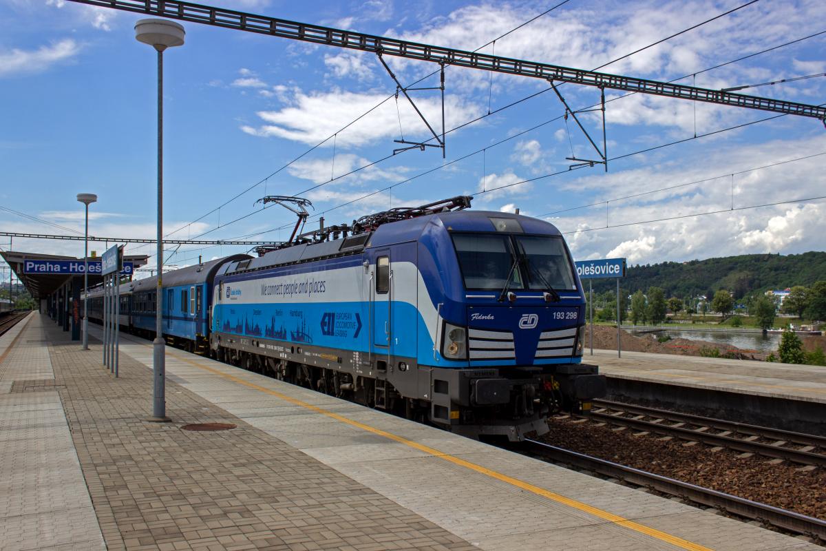 Neben den internationalen Z�gen in Richtung Deutschland setzt die ČD ihre Vectron-Lokomotiven auch innertschechisch ein, im Fahrplanjahr 2019 vor allem zwischen Prag und Děč�n. Mit einem derartigen Rychl�k erreicht 193 298  Fidorka  Praha-Hole�ovice.