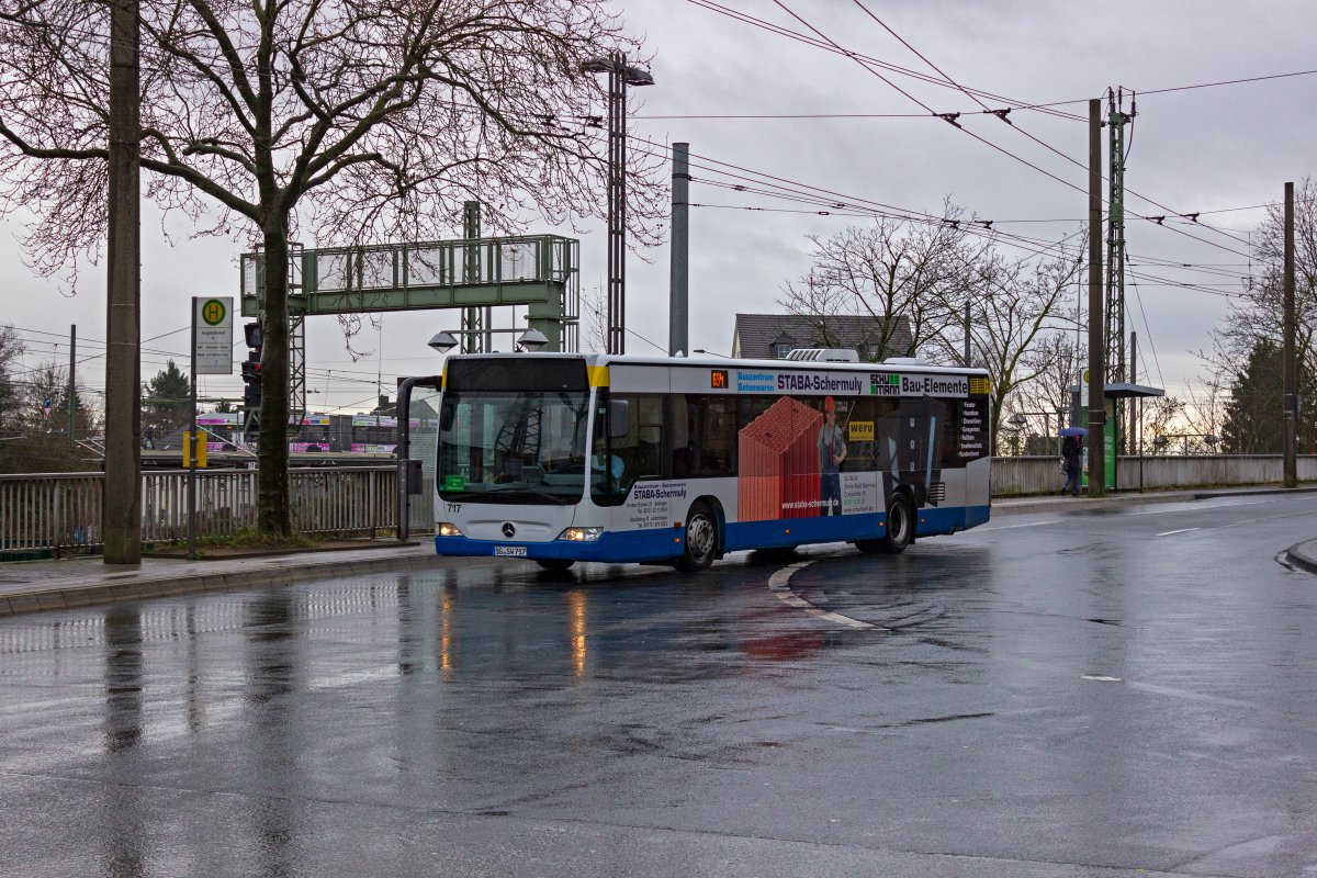 Neben den O-Bus-Linien betreiben die Solinger Stadtwerke einige mit Dieselbussen bediente Linien, die �berwiegend recht kurz sind. Die Linie 694 verbindet Ohligs mit dem Nachbarort Leichlingen und geh�rt damit zu den l�ngeren Verbindungen. Auf dieser ist KOM 717 am 28.12.21 unterwegs.