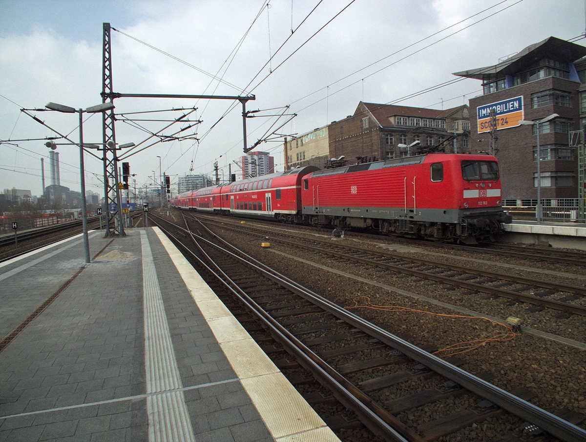 Nicht nur die TALENTe sind wohl manchmal kaputt, auch die Baureihe 182 wird gelgentlich ersetzt. 112 183 wird sich M�he geben m�ssen, um den Fahrplan des RE1 einzuhalten.