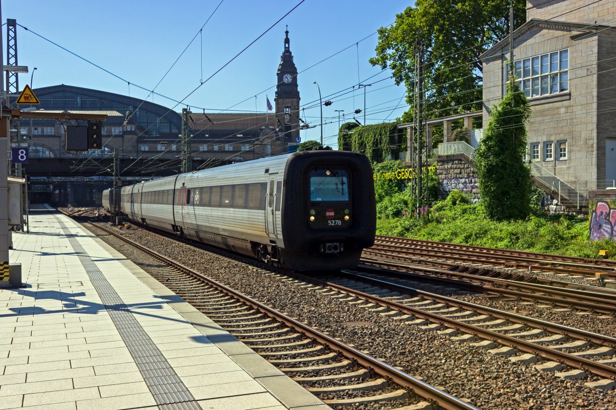 Nicht unbedingt schöne, aber praktisch sind die  Gumminasen  genannten Triebzüge der dänischen Baureihe MF. Bei diesen Zügen lässt sich der komplette Führerstand zusammenfalten und dadurch ein durchgehend begehbarer Zug aus mehreren Einheiten bilden, was von der DSB dafür genutzt wird, nach dem Flügelzugprinzip umsteigefreie Direktverbindungen aus fast allen Landesteilen nach Kopenhagen anzubieten. Am 06.08.2020 rangieren die Einheiten 5078 und 5082 im Hamburger Hauptbahnhof.
