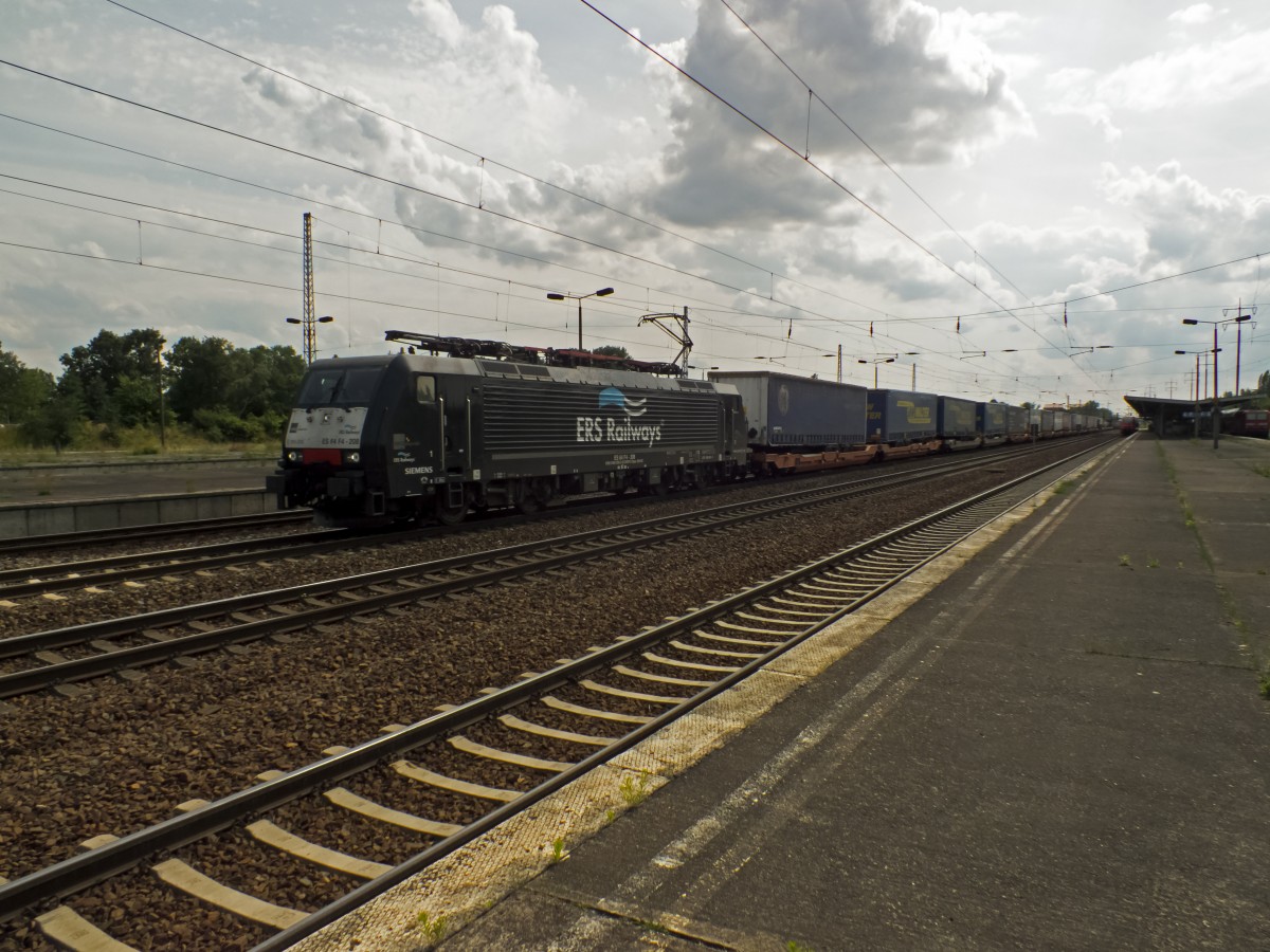 Nochmal Trailerzug. ES64F4-208 von MRCE, die für ERS unterwegs ist, durchfährt den Bahnhof Schönefeld. Und hier die Variante  von nah . Dank Gegenlicht allerdings auch ein bisschen schlechter ausgeleuchtet.