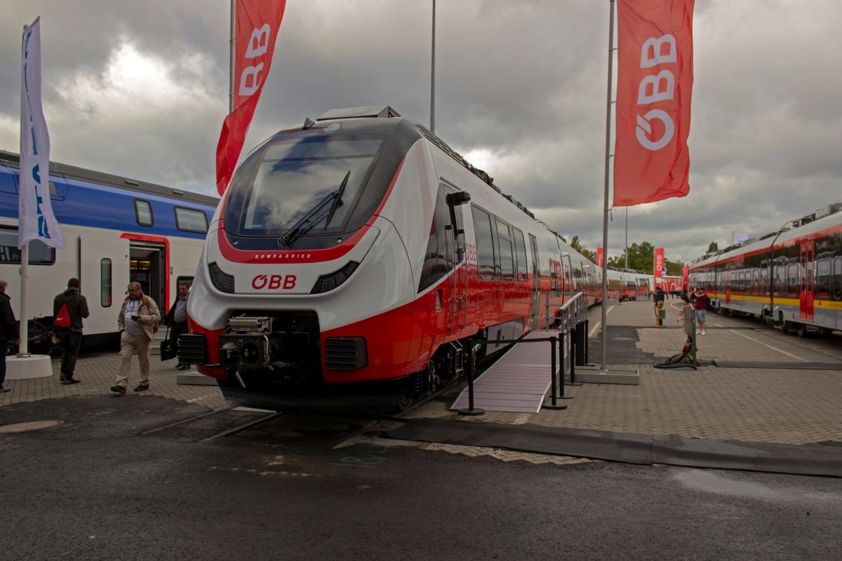 Parallel zu weiteren Desiro ML haben die �sterreichischen Bundesbahnen bei Bombardier sechsteilige Triebwagen aus der �berarbeiteten Talent 3-Familie bestellt. Ein Fahrzeug dieser neuen �BB-Reihe 4758 stand am 22.09.18 auf der Berliner Innotrans.
