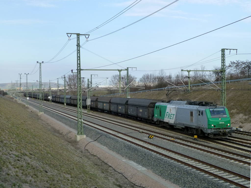 Prima 37038 der FRET mit einem Sch�ttgutzug in Erfurt, 4.4.16