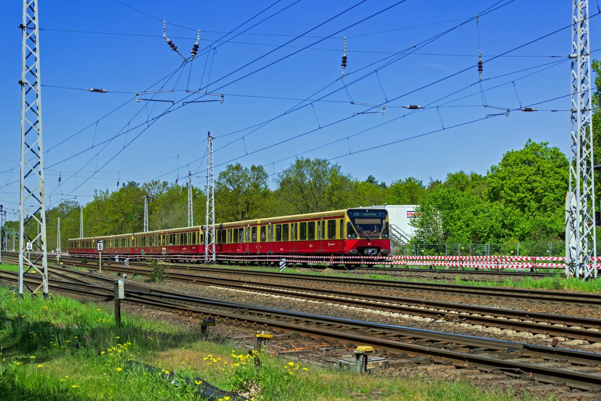 Rund um den Bahnhof Berlin-K�penick finden seit dem Fr�hjahr 2023 umfangreiche Bauarbeiten statt, denn der Bahnhof soll mit einem zus�tzlichen Bahnsteig f�r den Regionalverkehr ausgestattet werden. Daf�r werden auch die Gleise der S-Bahn teilweise neu trassiert und die vom Au�enring kommenden G�tergleise werden erst hinter den Bahnsteigen in die Strecke nach Frankfurt eingef�delt. Eine S3 nach Spandau mit 480 044 am Zugschluss f�hrt am 08.05.2023 durch den bauzeitlich eingleisigen Abschnitt am Bft Stadtforst.