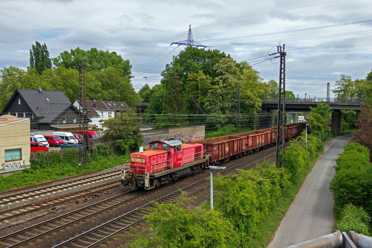 Sehr verblasst pr�sentiert sich die Lackierung von 294 906 am 16.05.19 in Oberhausen.