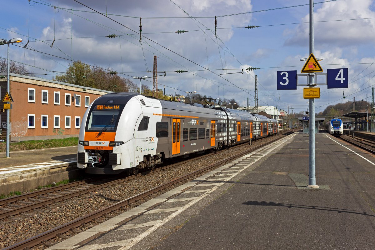 Seit 2020 kommen auf der Linie RE4 RRX-Triebz�ge vom Typ Desiro HC zum Einsatz. Auf der Fahrt in Richtung Aachen steht 462 028 am 03.04.2021 in Wuppertal-Oberbarmen.