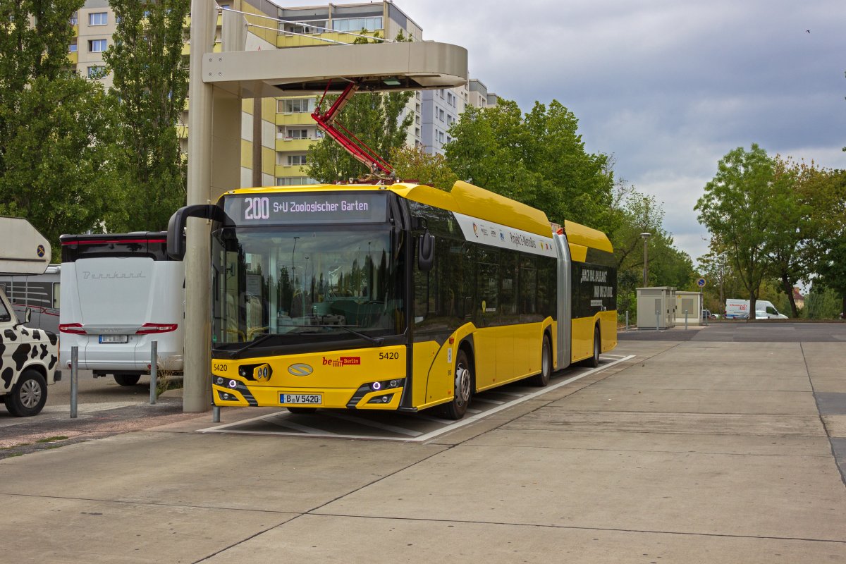 Seit dem 27.08.2020 kommen im Rahmen des Projektes Elektrischer Metrobus auf der Linie 200 die ersten elektrischen Gelenkbusse Berlins zum Einsatz. An der nord�stlichen Endstelle Michelangelostr. wird am zweiten Betriebstag Wagen 5420 aufgeladen.