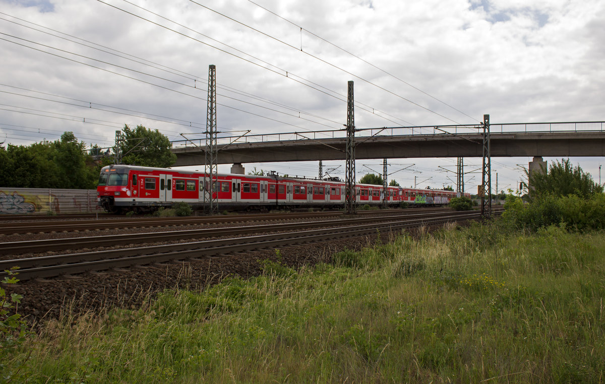 Seit einiger Zeit sind auf der K�lner Linie S12 zum Teil wieder 420 unterwegs. Auf dem Weg nach Hennef hat dieses, teils reichlich beschmierte, P�rchen vor wenigen Augenblicken in Porz gehalten und wird in K�rze Wahn erreichen.