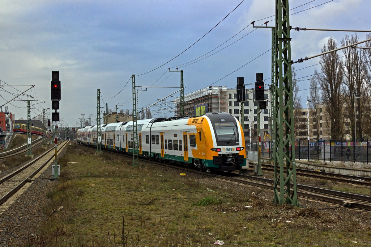 Seit Mitte Dezember 2022 bedient die ODEG die Linie RE1 zwischen Frankfurt (Oder) und Magdeburg. Zum Einsatz kommen dabei Desiro HC-Triebz�ge mit vier, beziehungsweise sechs Wagen. Der sechsteilige 3462 012 ist am 13.12.2022 unterwegs in Richtung Eisenh�ttenstadt.