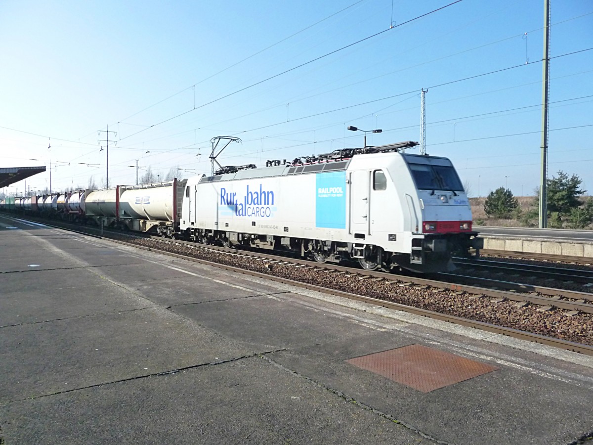 Seltsame Lichtverh�ltnisse bietet die schon mittags tiefstehende Wintersonne: So ist bei 186 240 von Railpool, vermietet an die Rurtalbahn Cargo zwar das Fahrwerk ausgeleuchtet, aber daf�r �berstrahlt das fast wei�e grau des Lokkastens alles in der grau-grauen Atmosph�re des Bahnhofes Sch�nefeld.
