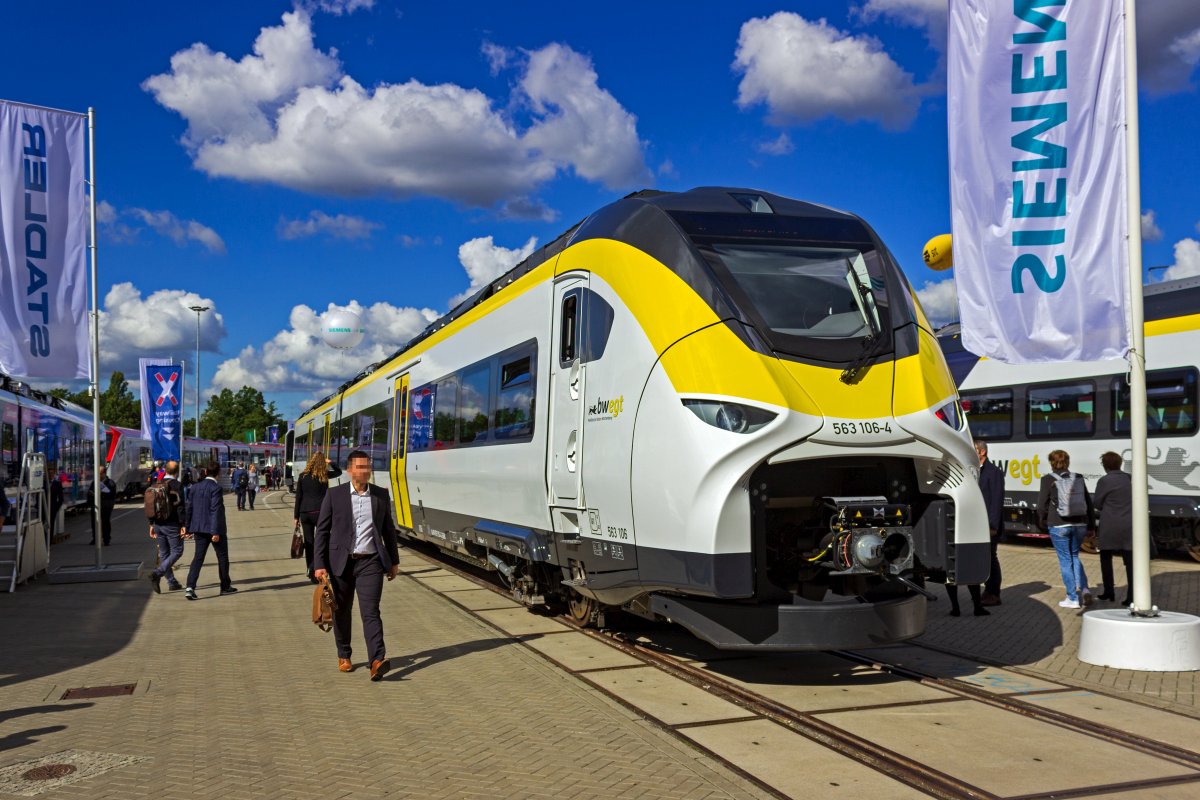 Siemens bietet seinen Nahverkehrstriebzug Mireo mit verschiedenen alternativen Antrieben an. Ein Exemplar der batterieelektrischen Variante, 94 80 0563 006/106, der f�r die SWEG auf der Ortenau-S-Bahn zum Einsatz kommen soll, war auf der InnoTrans ausgestellt.