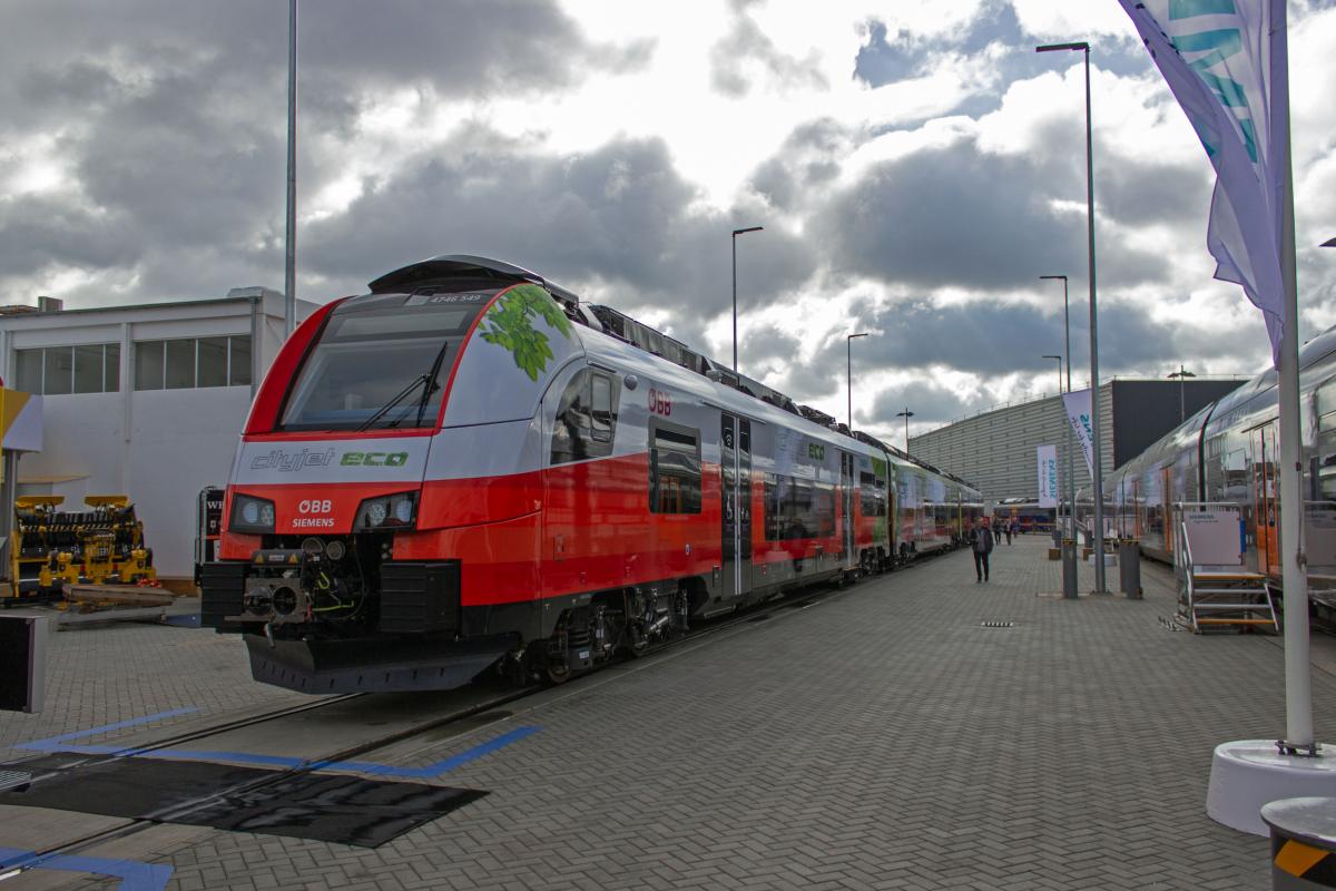 Siemens zeigte auf der Innotrans unter anderem einen als Hybrid-Triebzug ausger�steten Desiro-ML der �BB. Mit dieser Zusatzausstattung ist der Zug in der Lage, Abschnitte ohne Oberleitung zu �berbr�cken und den Fahrzeugeinsatz auf diesen Strecken damit rentabler und umweltfreundlicher zu gestalten.